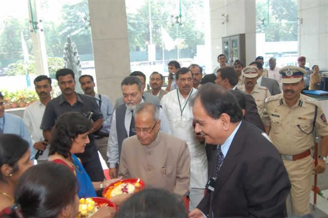 वित्त मंत्री श्री प्रणब मुखर्जी ने केंद्रीय कार्यालय का दौरा किया - 4
