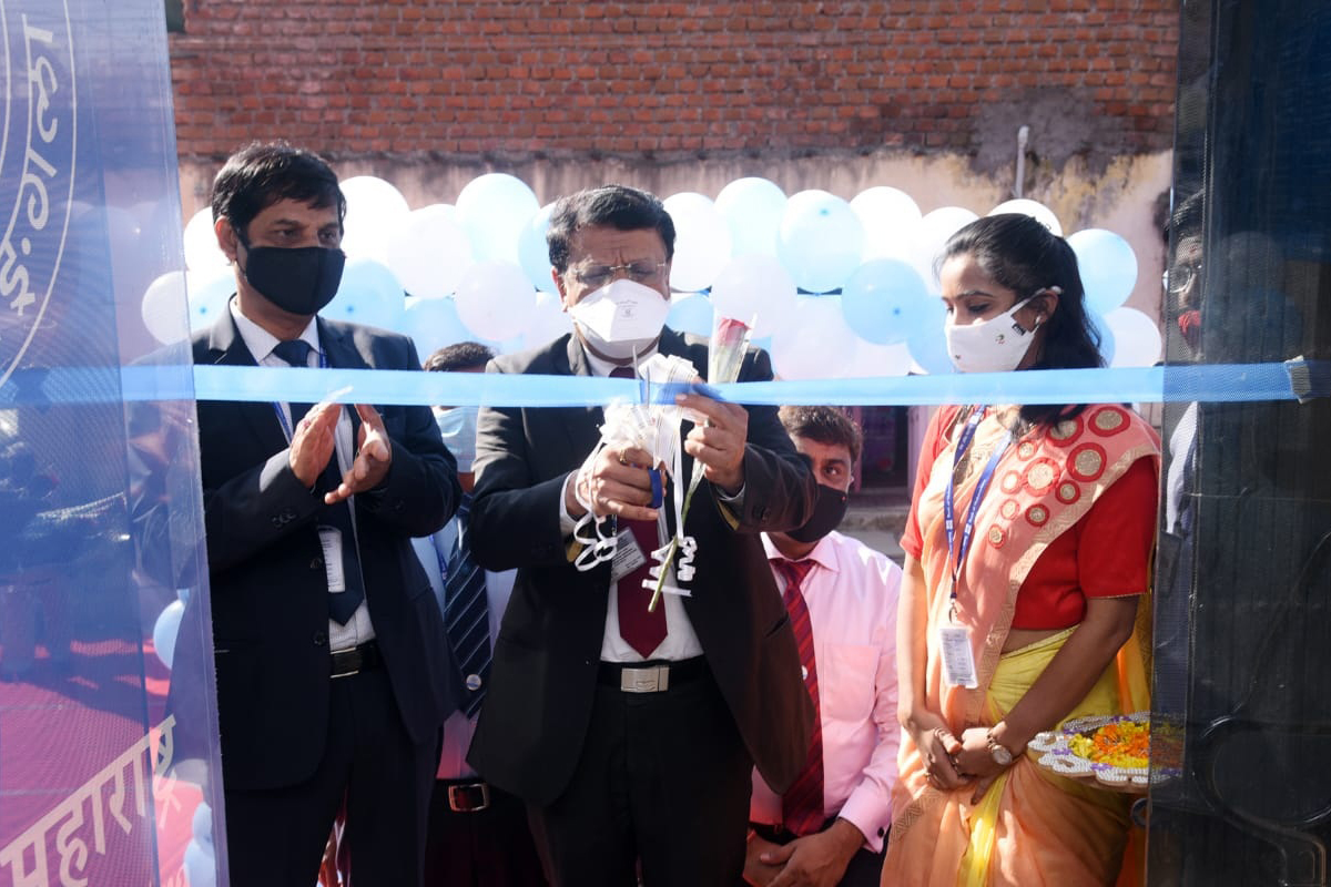 Shri M G Mahabaleshwarkar, General Manager, Planning and Marketing department in Bank of Maharashtra inaugurating the new Premises of Sus Branch in Pune