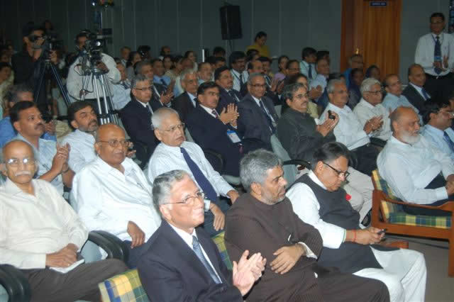 अर्थमंत्री, श्री प्रणव मुखर्जी यांनी केंद्रीय कार्यालयाला भेट दिली - 12